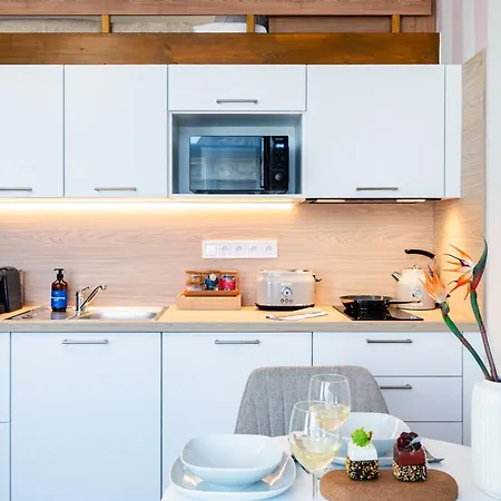 Days - With Loft Bed In Location *
